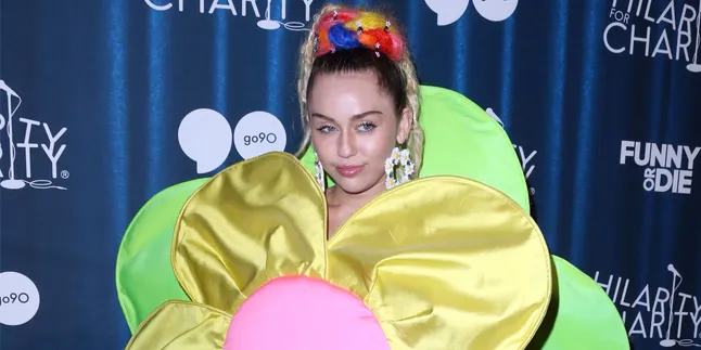 Donald Trump Resmi Jadi Presiden AS, Miley Cyrus Nangis Bombay