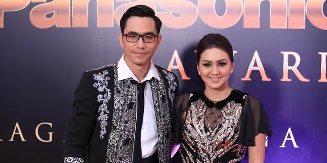 Donna Agnesia Berikan Ucapan Romantis Pada Darius Sinathrya Saat Ulang Tahun Donna Agnesia Berikan Ucapan Romantis Pada Darius Sinathrya Saat Ulang Tahun
