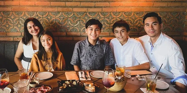 Donna Agnesia Sempat Harus Isoman, Darius Sinatrya Lebih Banyak Habiskan Waktu Bareng Anak-anak