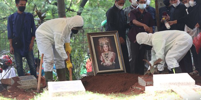 Dorce Gamalama Buried According to Covid Protocol, Accompanied by Family's Tears