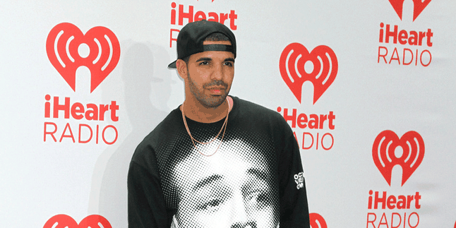 Drake Bawa Rihanna 'Kencan' di Atas Panggung
