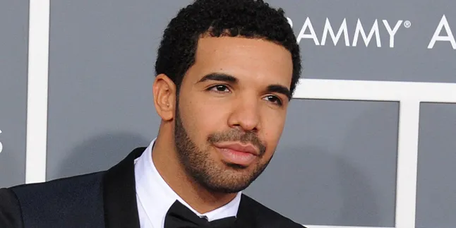 Drake Gunakan Piala Grammy Sebagai Gelas