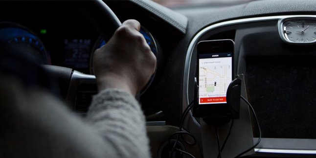 Driver Uber Paling Niat, Gadgetnya Ada 13 Nempel di Mobil Semua