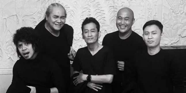 Rocker Kasarunk drummer Christian Wibisono has passed away after fighting lung cancer