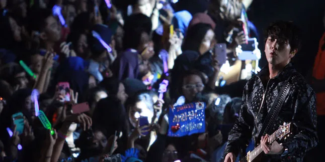 Dua Fans Wanita Rebutan Handuk Dari Jung Yong Hwa!