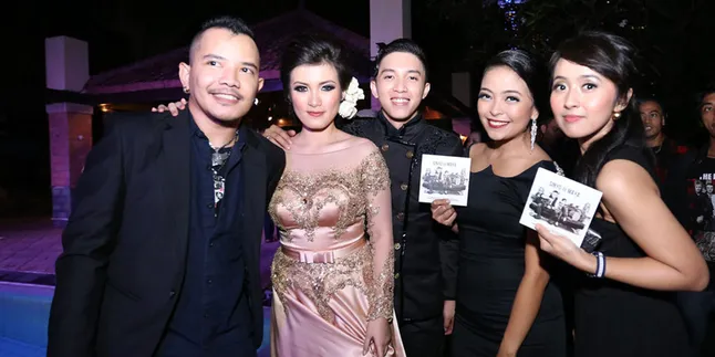 Dua Lagu Kotak Jadi Kado Pernikahan Sinyo dan Maya