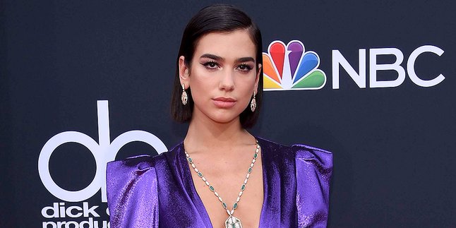 Dua Lipa Angkat Bicara Setelah Dikabarkan Merekam Lagu Tema 'JAMES BOND' Berikutnya