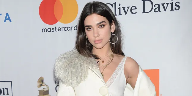 Dua Lipa Rela Terbang ke Belanda Demi Temani Anwar Hadid di Pemakaman Neneknya