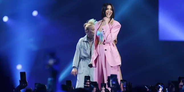 Dua Lipa Tampil Cantik Maksimal di Lazada Super Party
