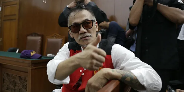 Dua Wanita Ini Dicium Tio Pakusadewo Saat Sidang Putusan Dua Wanita Ini Dicium Tio Pakusadewo Saat Sidang Putusan