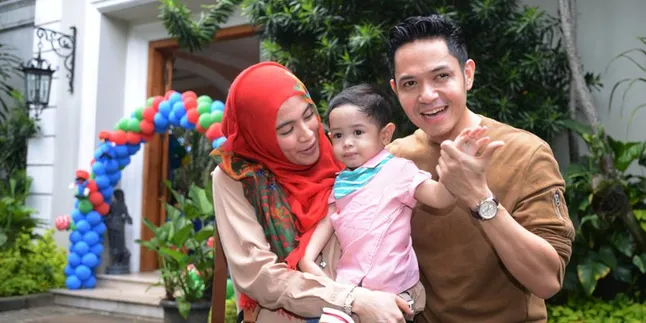 Dude Harlino & Alyssa Soebandono Kenalkan Anak Pada Ibadah Puasa Sejak Dini