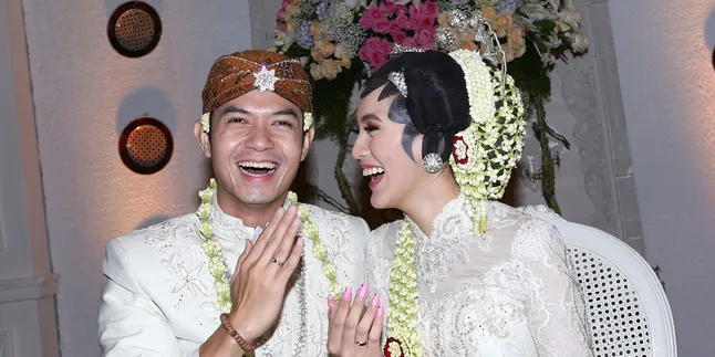Dude Harlino - Alyssa Soebandono Sabar Akan Segala Kekurangan Dude Harlino - Alyssa Soebandono Sabar Akan Segala Kekurangan