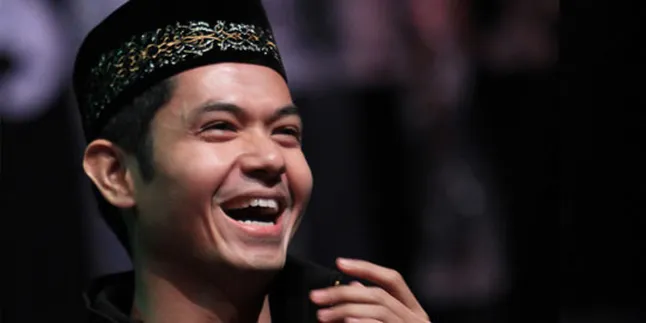 Dude Harlino: Jilbab Bukan Old Fashion Dude Harlino: Jilbab Bukan Old Fashion