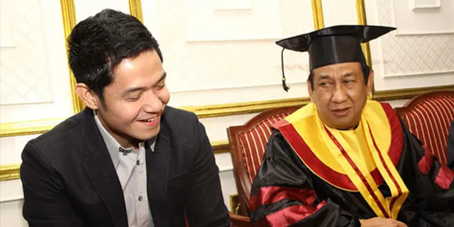 Dude Harlino Kagumi Semangat Belajar Anwar Fuadi