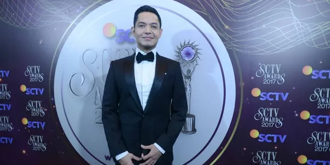 Dude Harlino Shalat Ied Seorang Diri, Kemanakah Alyssa Soebandono?