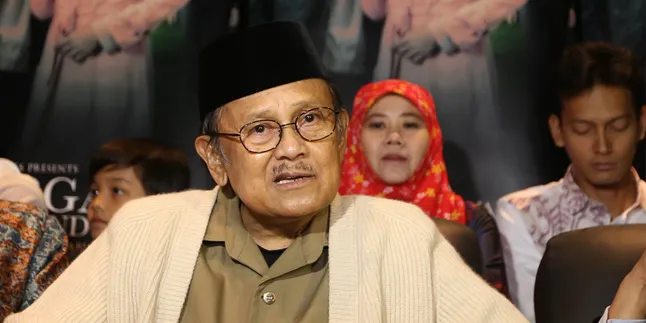 Duduk di Kursi Roda, BJ Habibie Ikut Salati Jenazah Sang Kakak