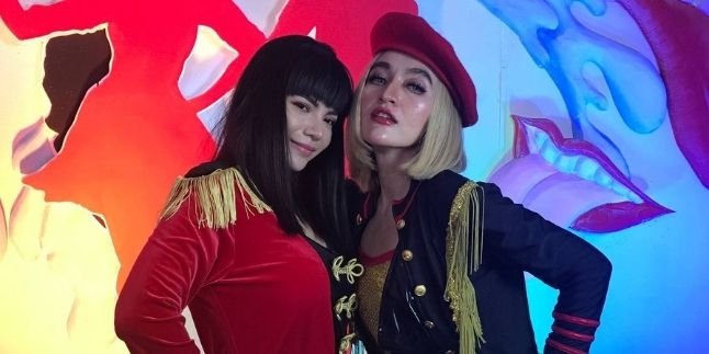 Collaboration, Indah Sari and Dinar Candy Mock LGBT Community in Their Latest Single?