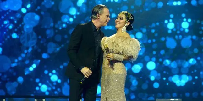 Duet Dengan Rick Price, Syahrini Sedikit Repot Soal Kostum