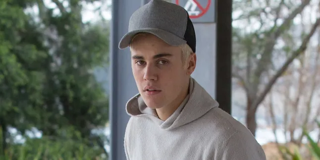 Duh, Niatnya Pergi Ke Pantai, Justin Bieber Malah Saltum!