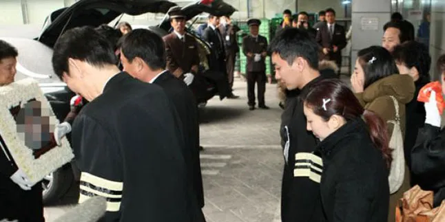 Duka Mendalam Leeteuk di Pemakaman Sang Ayah