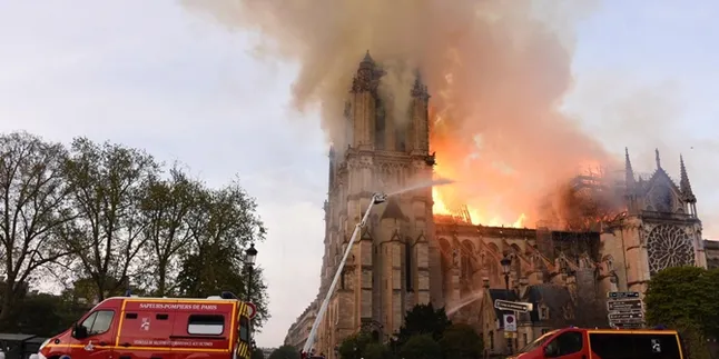 Duka Selimuti Kota Paris, Gereja Bersejarah Katredal Notre Dame Kebakaran