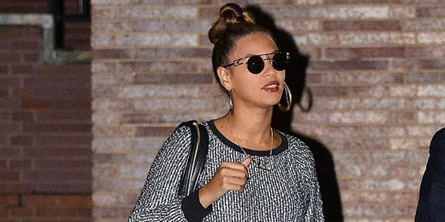 Dukung Obama, Beyonce Pakai Anting Nama Presiden Itu