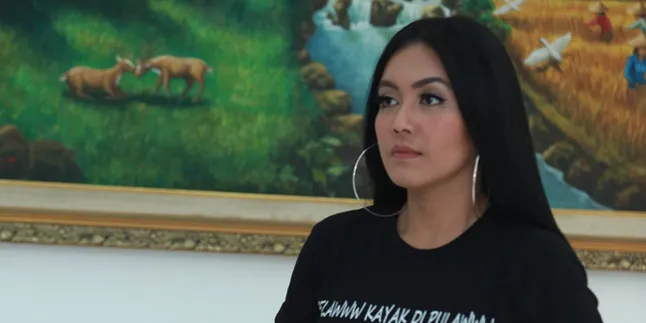 Dukung Shakira Yang Tengah Kemoterapi, Denada dan Sepupu Kompak Potong Rambut
