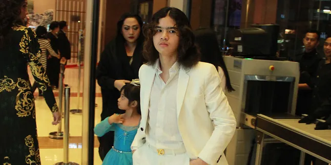 Dul: Aku Itu Lahir Saat Zaman dan Semesta Lagi Salah Dul: Aku Itu Lahir Saat Zaman dan Semesta Lagi Salah