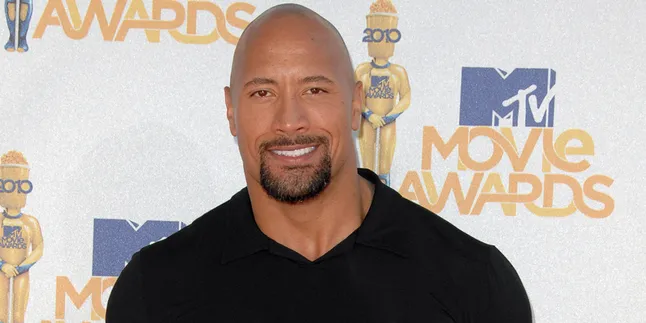 Dwayne Johnson Jadi Pemain Bola? Boleh Juga Tuh