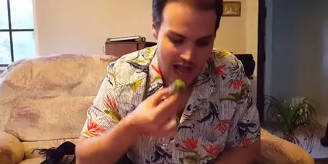 Edan, Pria Kurang Kerjaan Ini Makan Tanaman Kaktus Bulat-Bulat!