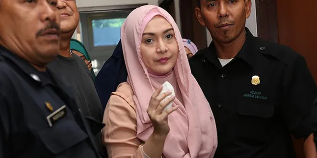 Edies Adelia Ditahan, Keluarga Menyesal Dengan Suami? Edies Adelia Ditahan, Keluarga Menyesal Dengan Suami?