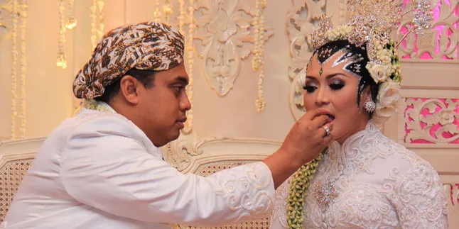 Edies Adelia Gunakan Uang 1 Miliar Dari Suami Untuk Beli Bedak