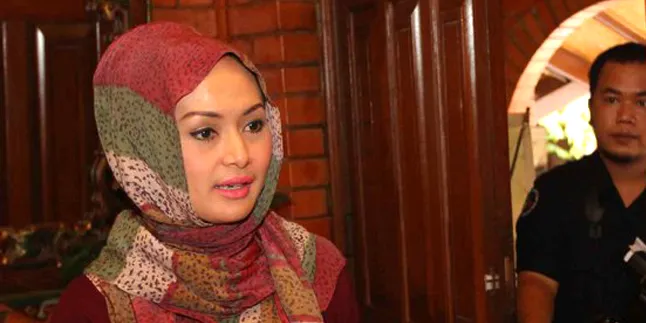 Edies Adelia Kembali Diperiksa Polisi Edies Adelia Kembali Diperiksa Polisi