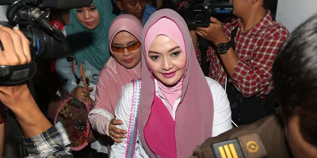 Edies Adelia Sering Sharing Dengan Angelina Sondakh Edies Adelia Sering Sharing Dengan Angelina Sondakh