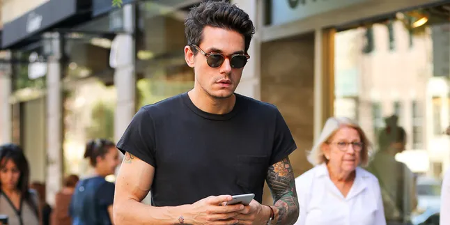 Edit Foto Berlebihan, Wajah John Mayer Jadi Semulus Boneka Edit Foto Berlebihan, Wajah John Mayer Jadi Semulus Boneka