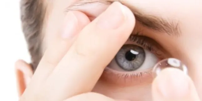Efek Kenakan Softlens, Mata Wanita Ini Tak Bisa Dibuka 5 Hari!
