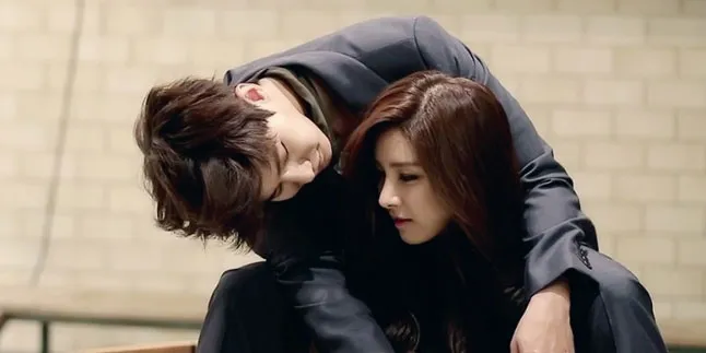 Eh, Kim So Eun Ketahuan Lirik-Lirik Tubuh Atletis Song Jae Rim