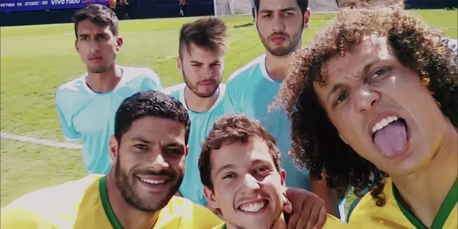 Eh, Para Pemain Brazil Ternyata Suka Selfie di Lapangan Juga