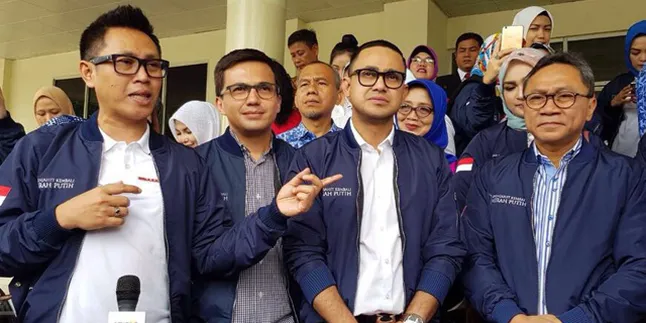 Eko Patrio Ajak Ketua MPR Zulkifli Hasan Rayakan Hari Ibu di Rumah Sakit Eko Patrio Ajak Ketua MPR Zulkifli Hasan Rayakan Hari Ibu di Rumah Sakit