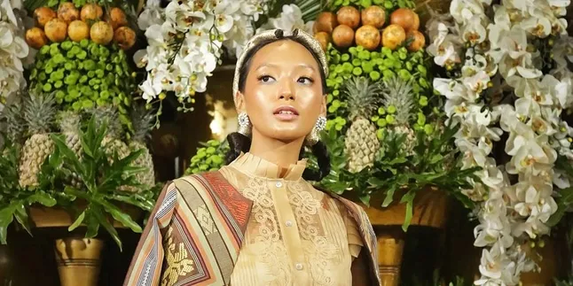 Eksotisme Asmara Abigail Dalam Balutan Busana Denny Wirawan