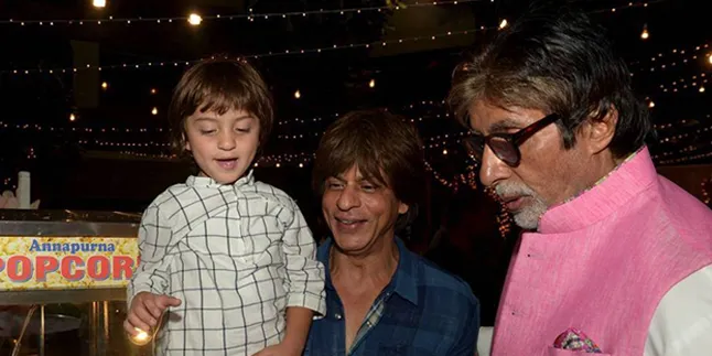 Ekspresi AbRam Khan Ketika Dapat Permen Kapas, Nggemesin!