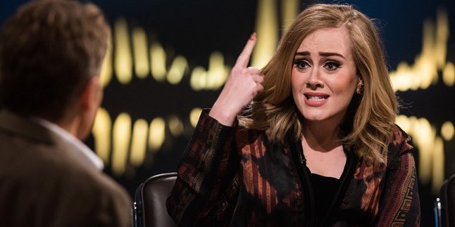 Begini Ekspresi Adele Saat Ada Kelelawar Masuk ke Konsernya