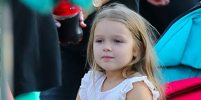 Ekspresi-Ekspresi Lucu Harper Beckham Saat Digandeng Ayahnya Ekspresi-Ekspresi Lucu Harper Beckham Saat Digandeng Ayahnya