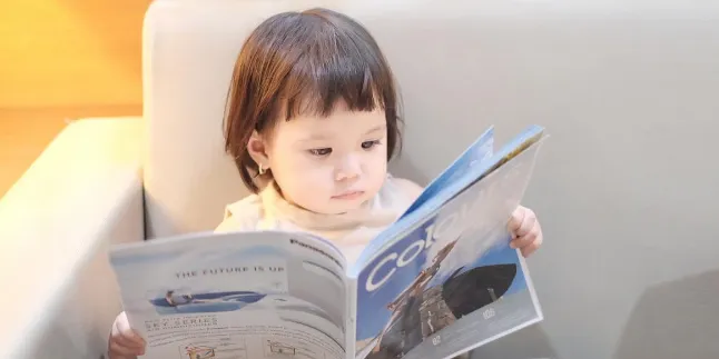 Ekspresi Lucu Baby Gempi Saat Minum Obat, Nggemesin Banget!