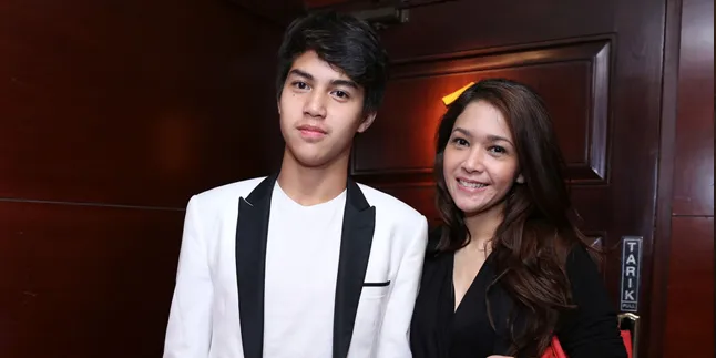 El Rumi Ultah ke-17, Maia Estianty Ucapkan Selamat Lewat Foto Ini El Rumi Ultah ke-17, Maia Estianty Ucapkan Selamat Lewat Foto Ini
