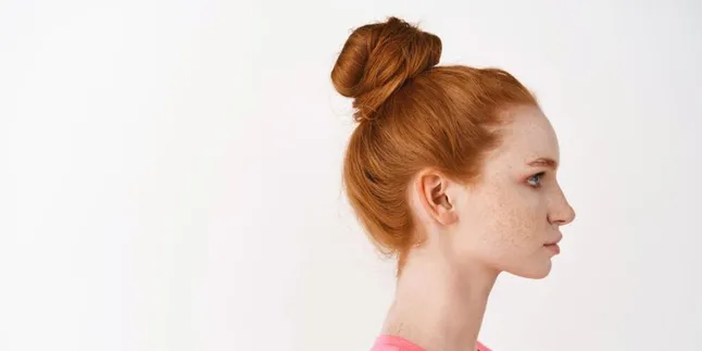 Elegant and Simple, 5 Modern Bun Ideas with Your Own Hair to Look Stunning on Kartini Day