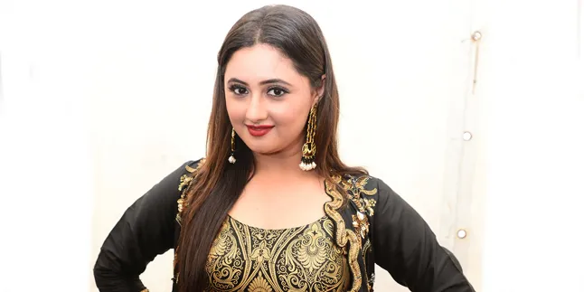 Elegan Secantik Princess, Rashami Desai Anggun Kenakan Gaun Ini