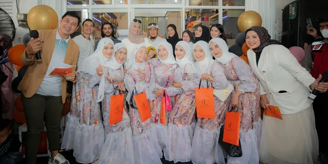 Elly Sugigi & Ikbal Fauzi Ramaikan Opening Ladies Modest Style di Kudus Elly Sugigi & Ikbal Fauzi Ramaikan Opening Ladies Modest Style di Kudus