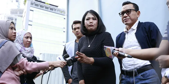 Elly Sugigi Marah Saat Dipasang Satu Frame Bersama Mantannya