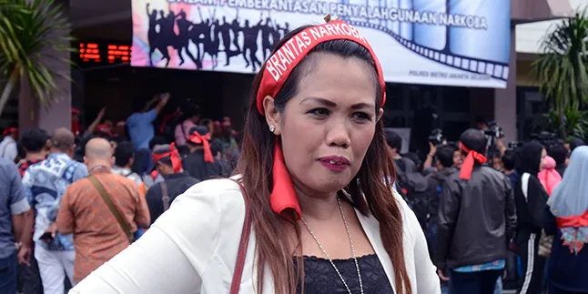 Elly Sugigi Miris Lihat Mantan Suami Jualan Es Kepal